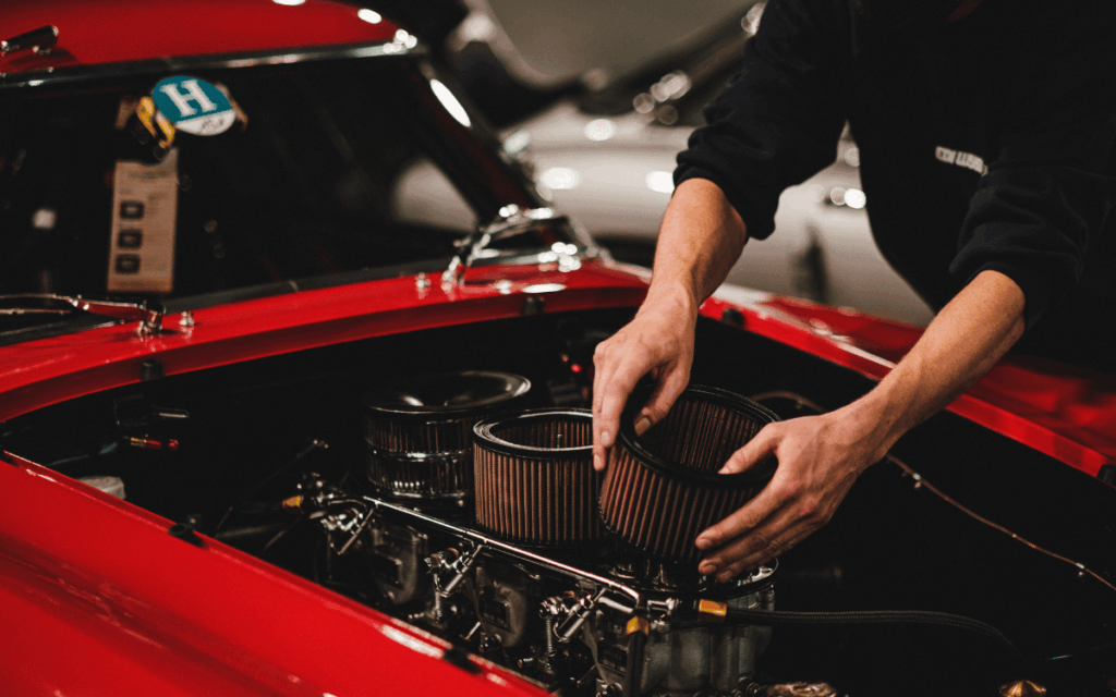 Mecánico realizando revisión en un taller mecánico coches