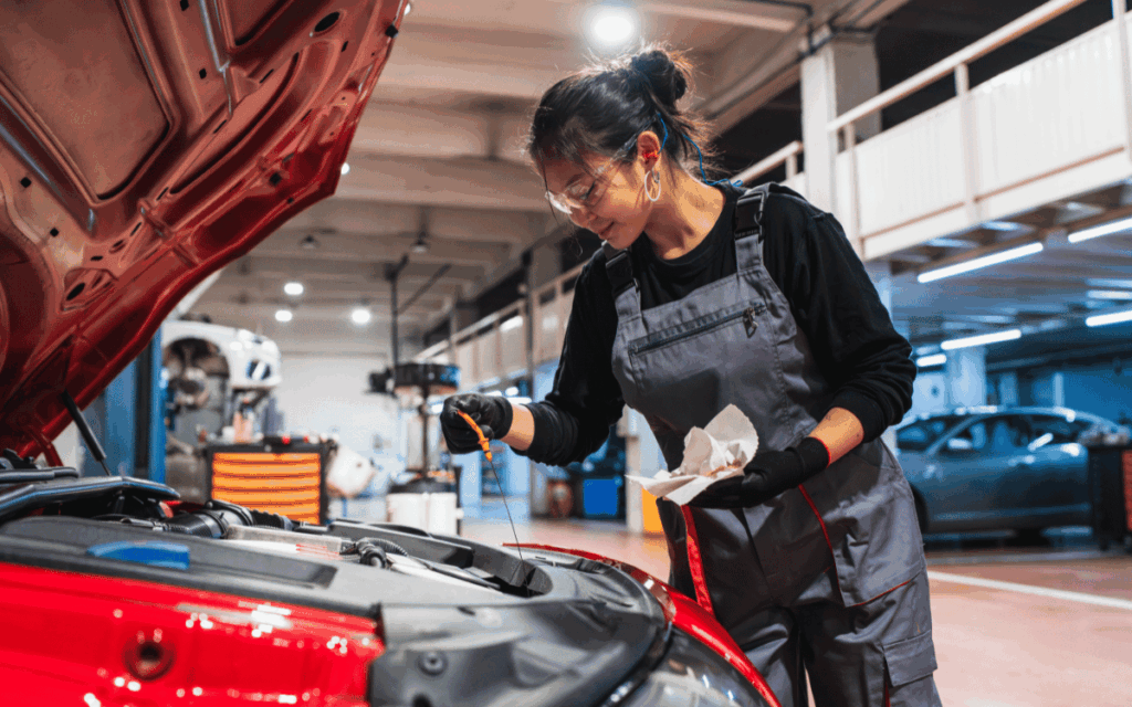 Cambio de aceite profesional en un taller mecánico coches