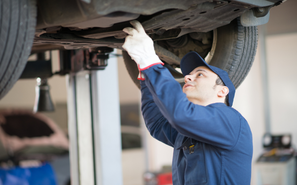 Mecánico revisando frenos antes de pasar ITV Barcelona