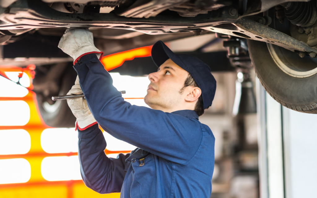 Mecánico revisando frenos antes de pasar la ITV Barcelona
