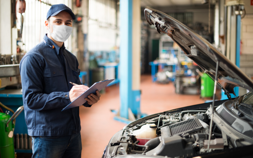 Inspección de neumáticos y presión en taller especializado donde pasar la ITV Barcelona