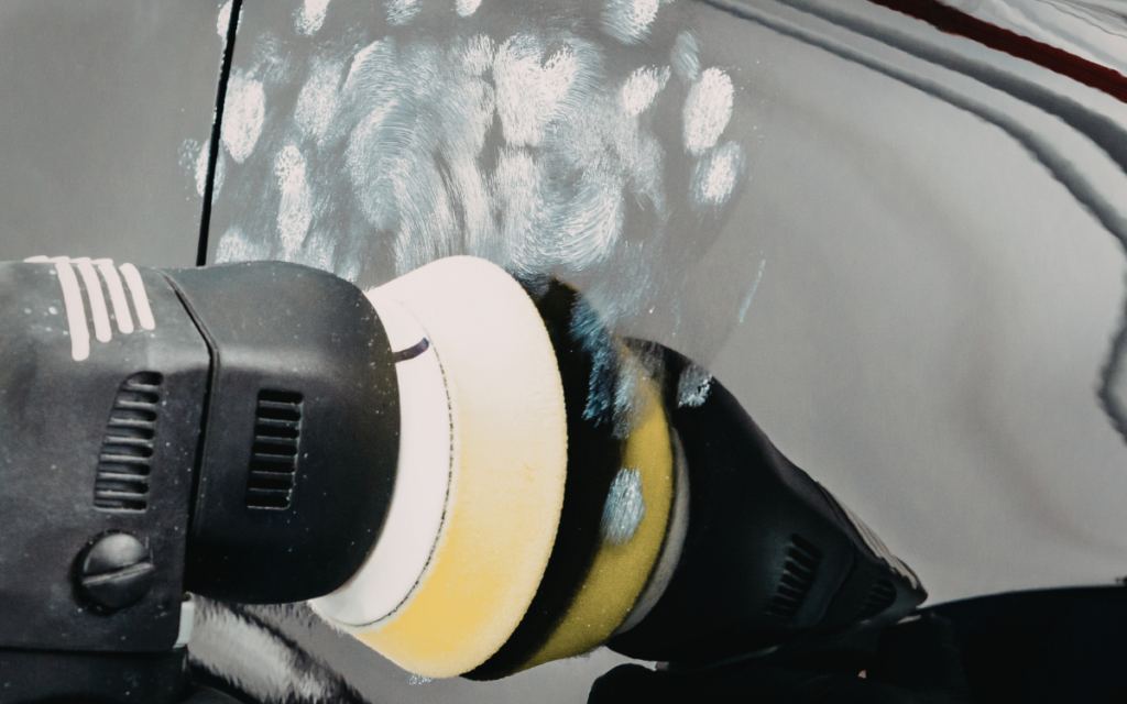 Aplicación de recubrimiento cerámico en car detailing en Barcelona