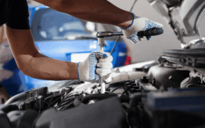 Mecánico revisando frenos durante una revisión de coche para pasar la itv