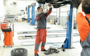 Mecánico revisando motor de un coche en un taller profesional, servicio de mecánicos coches.