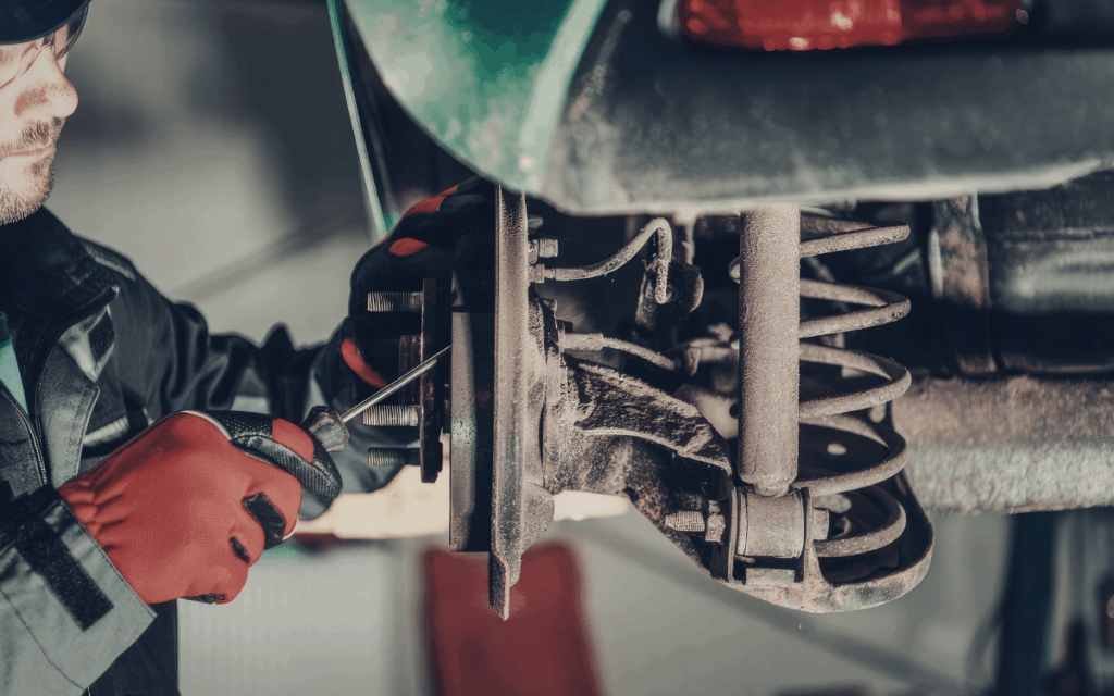 Reemplazo de piezas originales en un taller Mitsubishi, garantizando reparaciones de alta calidad para tu vehículo.