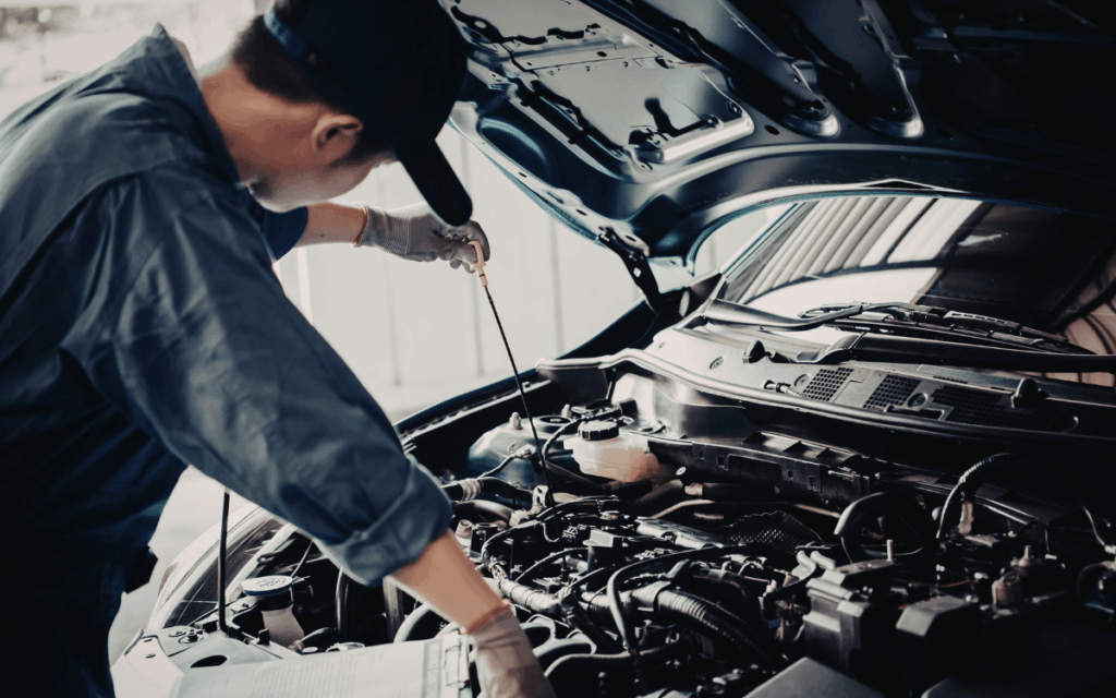 Técnico en un taller Mitsubishi realizando un diagnóstico de avería en un vehículo para garantizar su rendimiento.