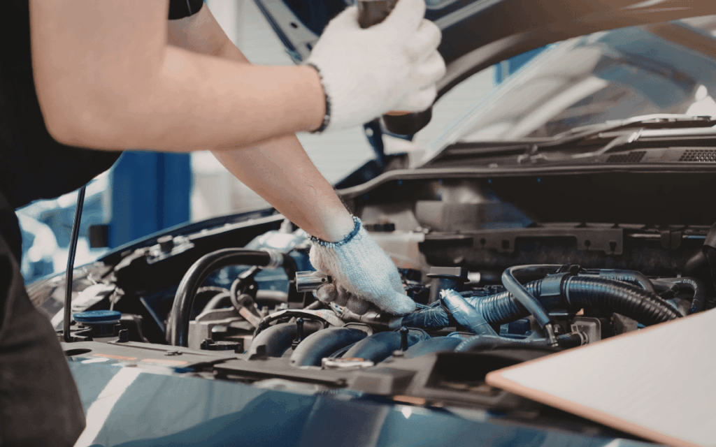 Mantenimiento preventivo de un coche Mitsubishi en un taller especializado, asegurando su buen funcionamiento a largo plazo.
