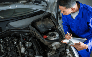 Taller revisando motor de coche en taller mecanico barcelona