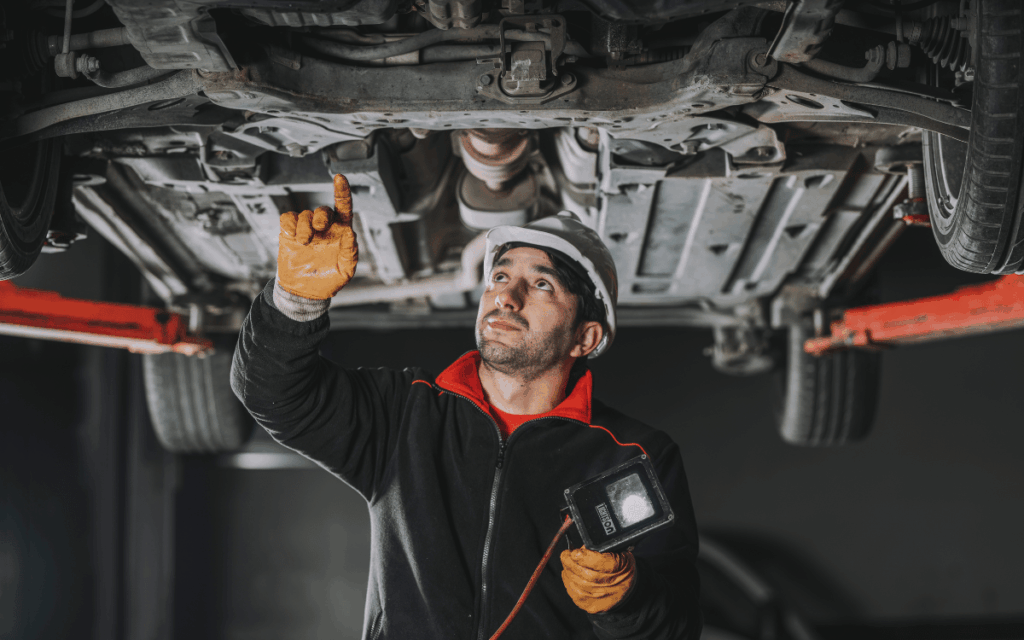 Mecánico realizando mantenimiento preventivo en taller mecanico barcelona