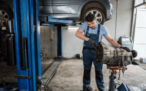Mecánico revisando motor de Volkswagen en un taller especializado, un mecánico VAG en Barcelona.